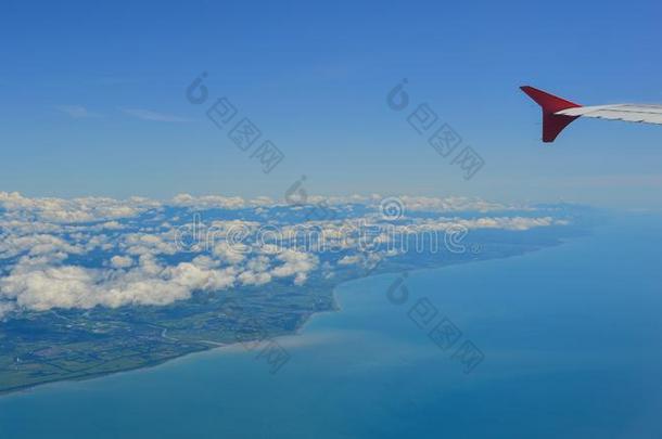 飞行的在上面蓝色海和岛