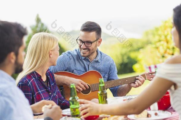 演奏指已提到的人吉他在后院社交聚会