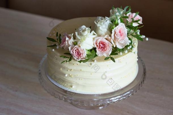 美丽的婚礼蛋糕和花向大理石表和白色的波黑