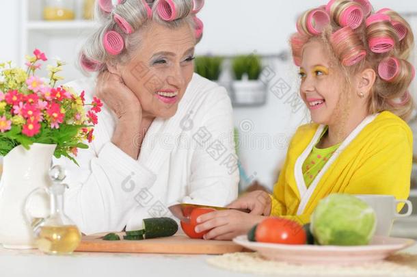 肖像关于较高的女人和gr和daughter在厨房