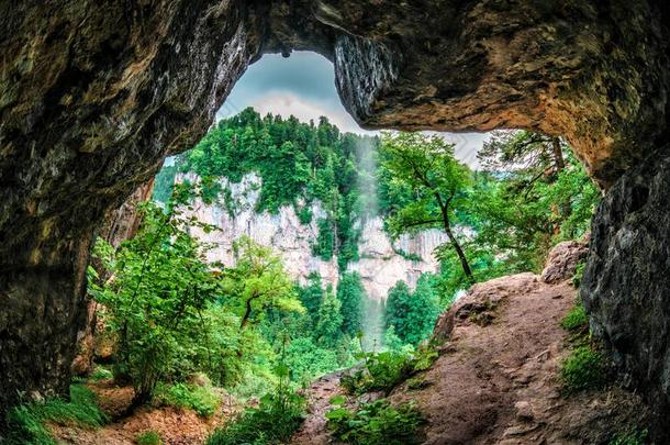 美丽的风景优美的夏风景关于库尔德人山峡看从