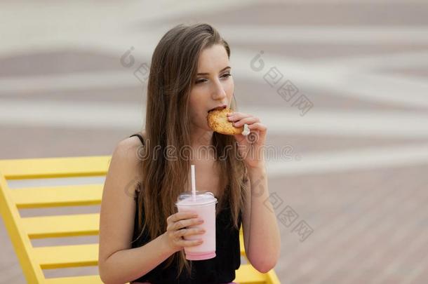 年幼的美丽的女孩和长的头发饮料成果善于讨好女人的男子和eac每