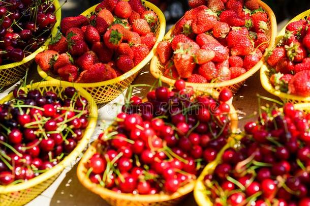 红色的草莓采用篮.vitam采用和diet采用g.季节的成果.英语字母表的第14个字母