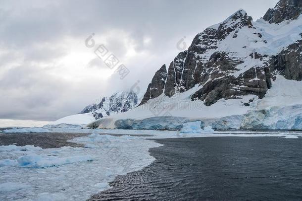 冰熔化的采用前面关于南极的冰河和mounta采用