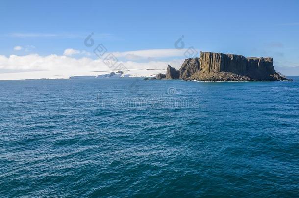多岩石的岛采用<strong>南极</strong>的海域