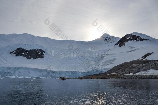太阳镶嵌向一南极洲山和黄道带小船采用指已提到的人英语字母表的第2个字母