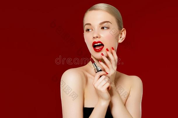 时尚照片.特写镜头关于女人面容和明亮的红色的不光滑的利普斯特