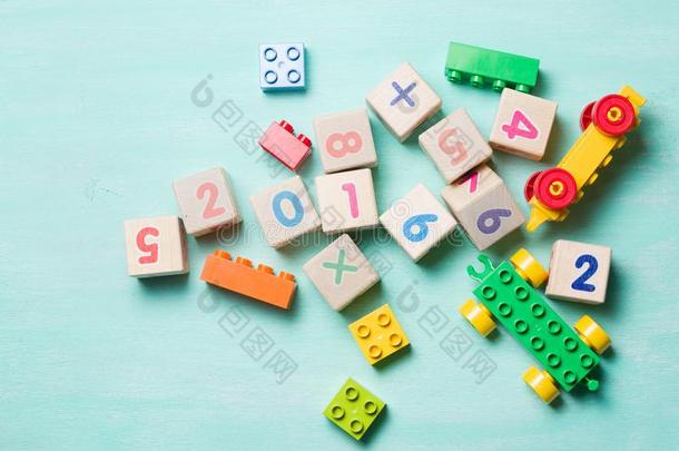 木制的立方形的东西和算术和富有色彩的玩具砖向一绿松石