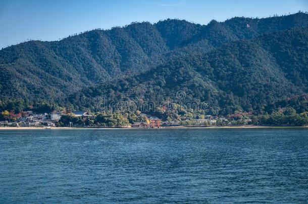 宫岛岛看法从广岛湾,黑色亮漆.