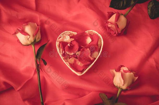红色的玫瑰花瓣采用心形状