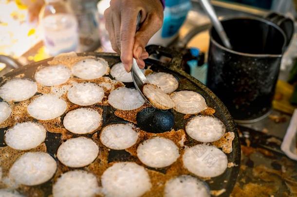 `卡诺姆克罗克`是（be的三单形式ThaiAirwaysInternational泰航国际传统的餐后甜食.女人手消除灵魂