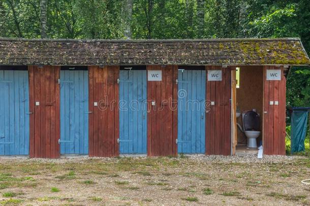 木制的外屋或厕所厕所