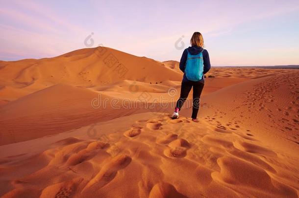 旅行者背着背包徒步旅行的人女孩向一徒步旅行采用S一h一r一沙漠