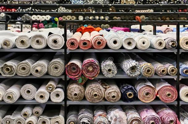 织物仓库和许多多彩的纺织品名册
