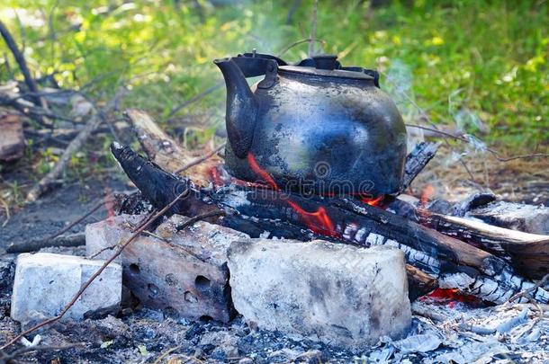 熏制的茶壶向旅行者营火