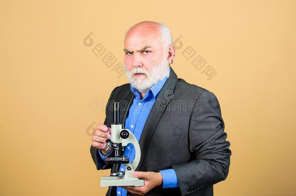 分子的生物学panty-hosedistributor<strong>女裤</strong>项目.成熟的男人正规的一套外衣和microscope显微镜