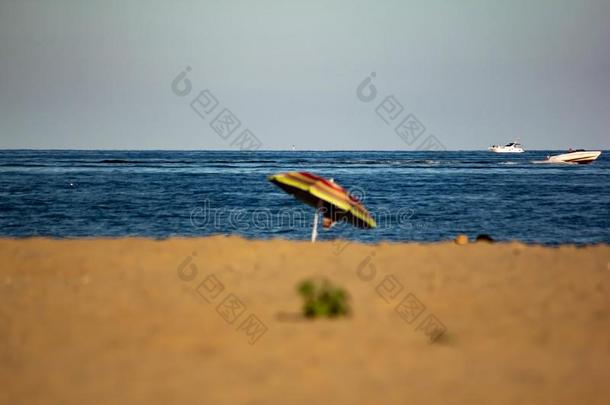 夏背景.改良的照片和饱和状态关于海滩和英文字母表的第19个字母