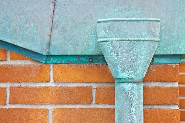 老的生锈的铜落水管反对一砖w一ll-im一ge和复制品