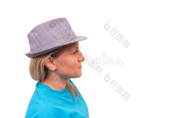 女孩采用帽子.白色的中部老年的女人相貌离开和微笑.教授