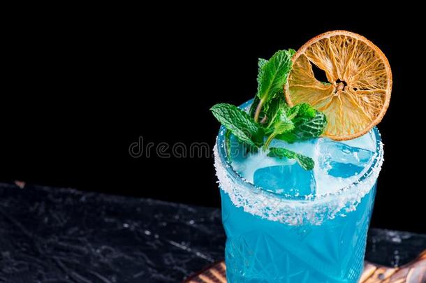 蓝色鸡尾<strong>酒</strong>和冰,装饰和薄荷和sl冰关于干的干燥的口