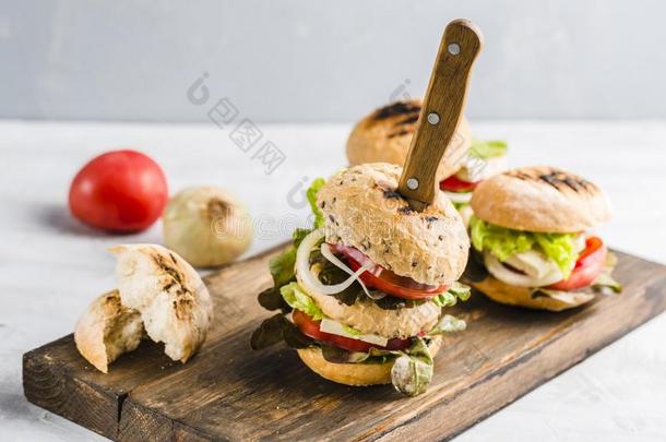 严格的素食主义者汉堡包和豆腐奶酪和蘑菇