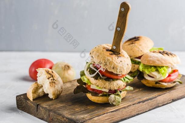 严格的素食主义者汉堡包和豆腐奶酪和蘑菇