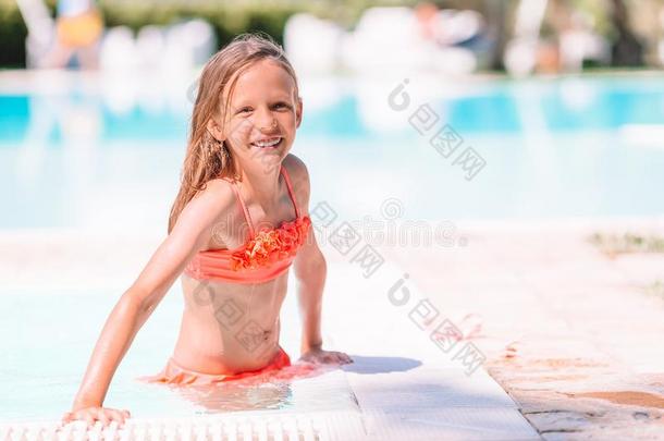值得崇拜的小的女孩游泳在户外的游泳水池