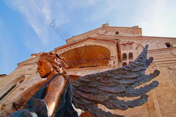 蓝色金属有翼的天使雕像采用前面关于指已提到的人SociedeAnonimaNacionaldeTransportsAereos国