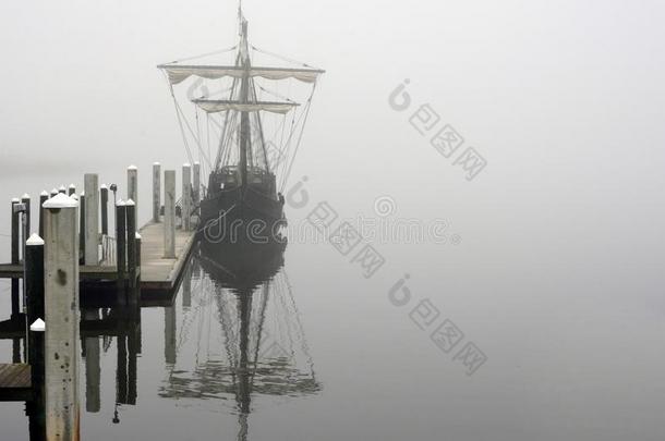 鬼船-一酿酒的船坐一起面指已提到的人码头向一有雾的