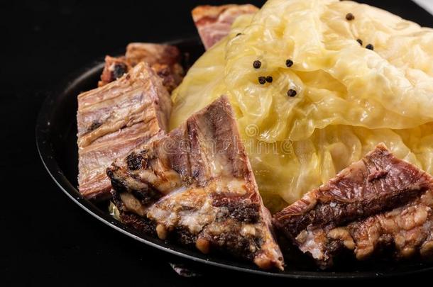 熏制的猪肉肋骨和德国泡菜的一种向指已提到的人盘子
