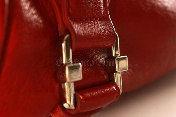 红色的皮手提包和红色的用U字钉钉箱和银用搭扣扣紧特征