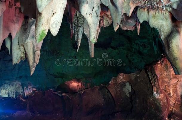 三羟甲氨基甲烷山箱子洞穴