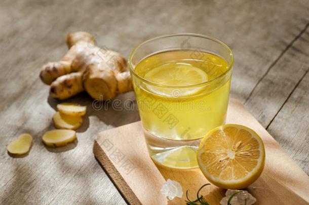 使人精神焕发的柑橘属果树柠檬汽水,夏喝.柠檬汽水和新鲜的lemon柠檬