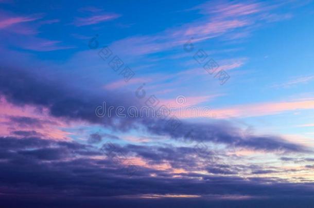 日落戏剧的天背景-粉红色的,桔子和蓝色戏剧的