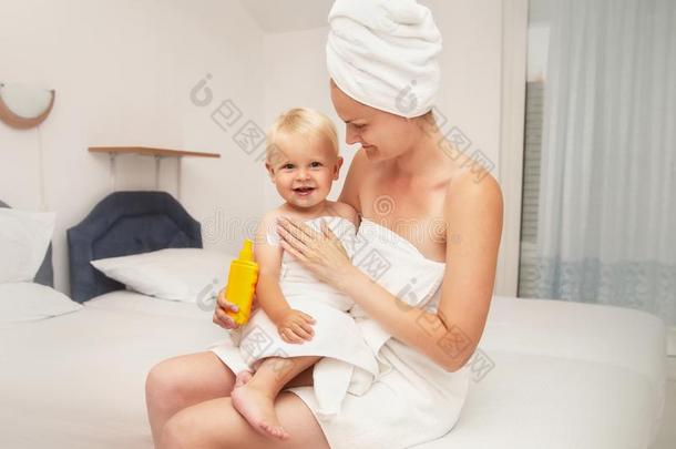 母亲和幸福的婴儿婴儿采用白色的毛巾后的bath采用g应用