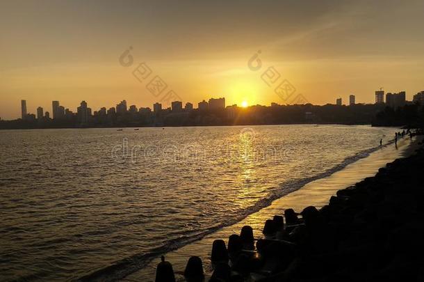 孟买城市地平线在的时候日落