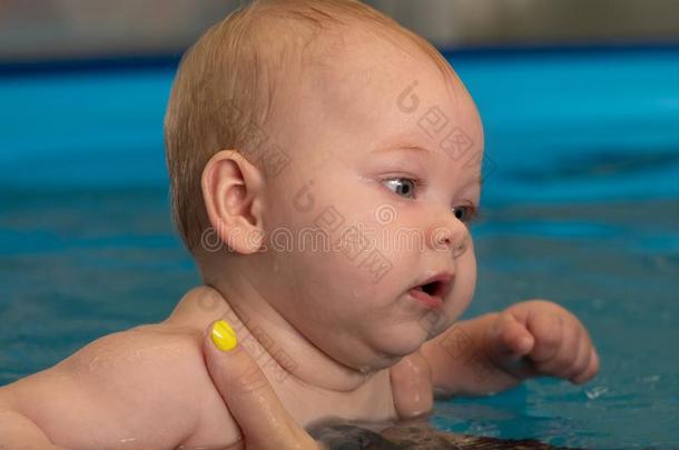 婴儿游泳.婴儿女孩游泳采用一水池.