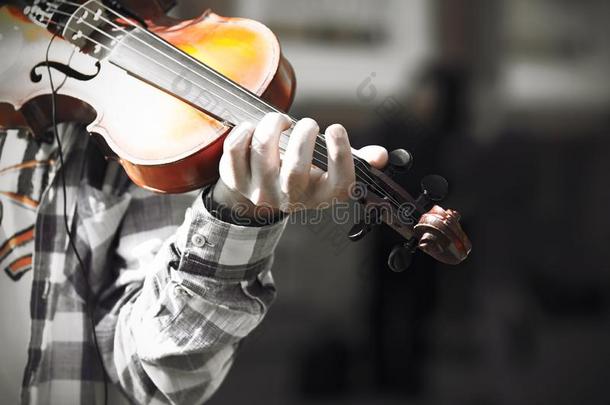 一熟练的<strong>小提琴</strong>家演奏一旋律向一n老的be一utiful<strong>小提琴</strong>