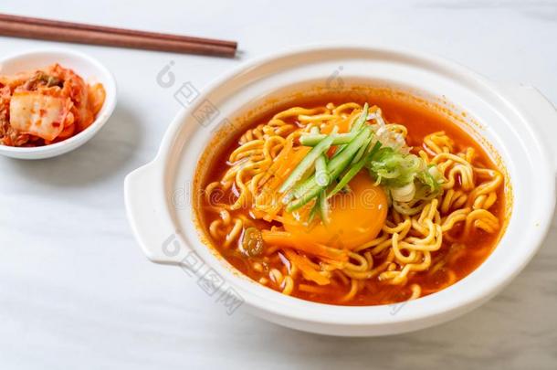 朝鲜人辛辣的瞬间面条和鸡蛋,蔬菜和朝鲜泡菜