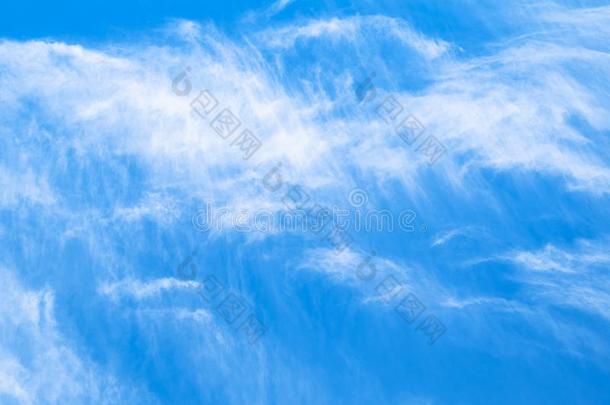 蓝色天和海浪的飞沫云采用夏一天