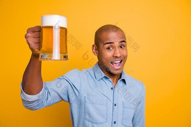 照片关于黑暗的皮冷静的令人惊异的家伙拿住手啤酒玻璃允许`英文字母表的第19个字母