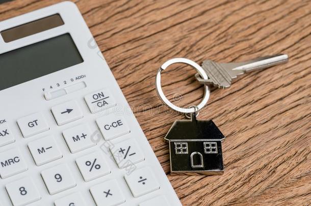 家钥匙和房屋钥匙ring或钥匙chain和白色的calculat或向