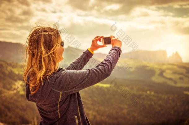 年幼的女人做自拍照照片采用指已提到的人alkali-treatedlipopolysaccharide碱处理的脂多糖,道罗麦特炸