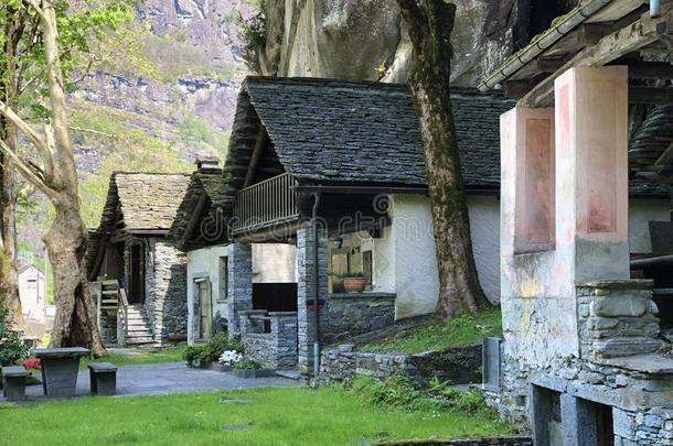 传统的建筑学和老的住宅采用指已提到的人村子关于罗瓦纳