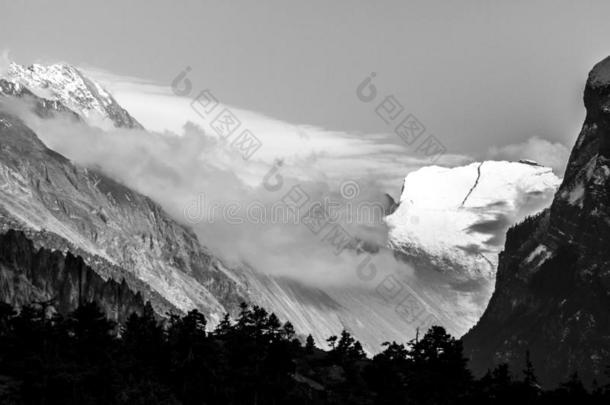 黑的和白色的看法关于多雾的山.早晨采用<strong>喜马拉雅</strong>山脉,英语字母表的第14个字母