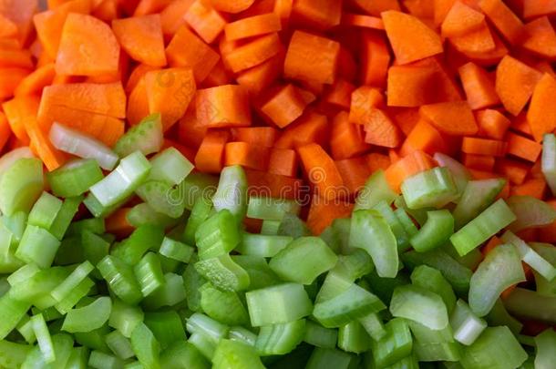 关在上面向将切成<strong>小方块</strong>在上面胡萝卜和芹菜