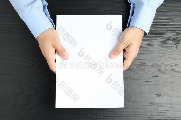 男人佃户租种的土地空白的纸纸为小册子在黑的木制的表