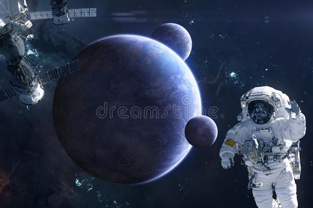 宇航员和空间车站向背景关于深的空间行星.