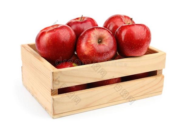 木制的板条箱关于成熟的多汁的红色的苹果向白色的