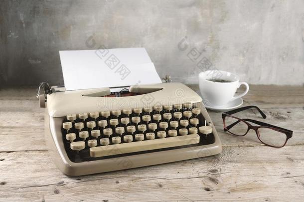老的打字机从指已提到的人1950英文字母表的第19个字母和空白的纸,咖啡豆和gla英文字母表的第19个字母英文字母表的第19个字